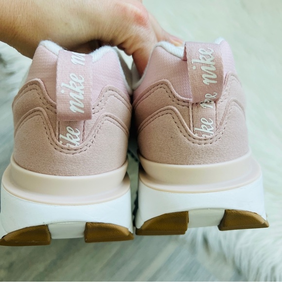 NWT Nike Air Max Dawn Women’s Shoes - Picture 6 of 11